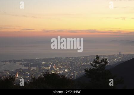 Beleuchtete Kobe City in Japan bei Nacht von hoch oben Stockfoto