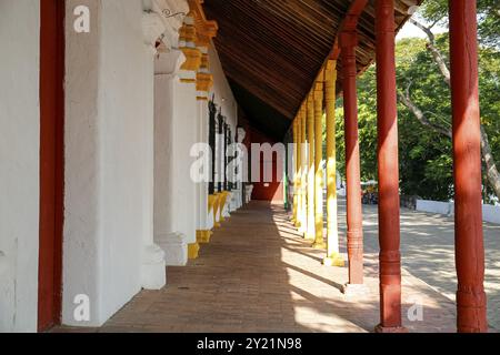 Bunt bemalte Säulen vor einem historischen Haus in warmem Licht, Santa Cruz de Mompox, Kolumbien, Weltkulturerbe, Südamerika Stockfoto