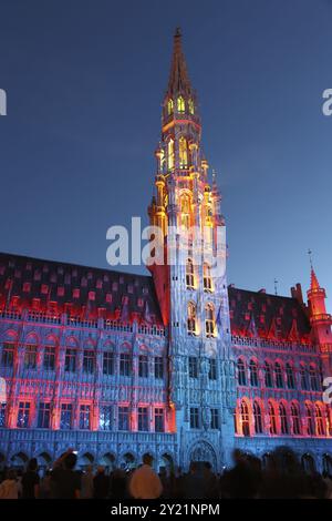 Rathaus in Brussel bei Twillight beleuchtet während Lichtshow Stockfoto