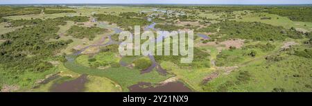 Luftaufnahme Panorama der typischen Pantanal Feuchtgebiete Landschaft mit Lagunen, Wald, Wiesen, Fluss, Feldern, Mato Grosso, Brasilien, Südamerika Stockfoto