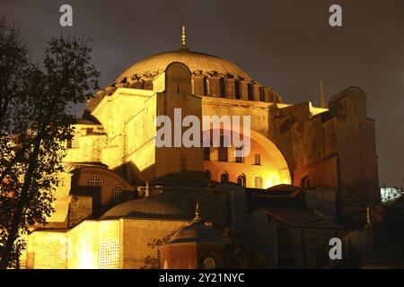 Beleuchtete Hagia Sophia in Istanbul bei Nacht Stockfoto