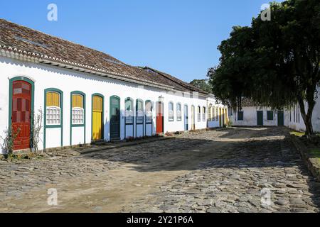 Typische Hausfassaden mit bunten Türen und Fenstern am sonnigen Tag in der historischen Stadt Paraty, Brasilien, UNESCO-Weltkulturerbe, Südamerika Stockfoto