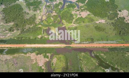 Luftaufnahme von Transpantaneira Schotterstraße durch die typische Pantanal Feuchtlandschaft mit Lagunen, Flüssen, Wiesen und Wäldern, Mato Grosso, Brasilien Stockfoto