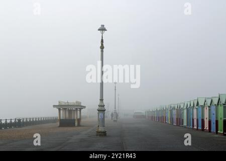 Nebeliger Wintertag auf der Hove Promenade in East Sussex Stockfoto