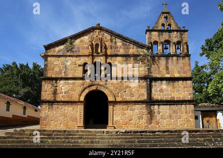 Blick auf die antike Santa Barbara Kapelle vor blauem Himmel, Barichara, Kolumbien, Südamerika Stockfoto