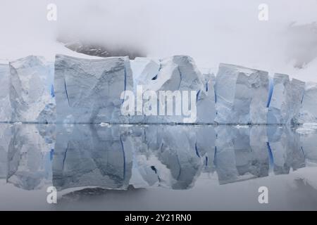 Gletscher mit Wasserspiegeln in der Antarktis Stockfoto