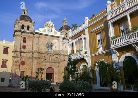 Blick auf das Ensemble aus beeindruckender Kirche San Pedro Claver und traditionellen bunten Häusern mit blauem Himmel, Cartagena, Kolumbien, UNESCO-Weltkulturerbe, Sout Stockfoto