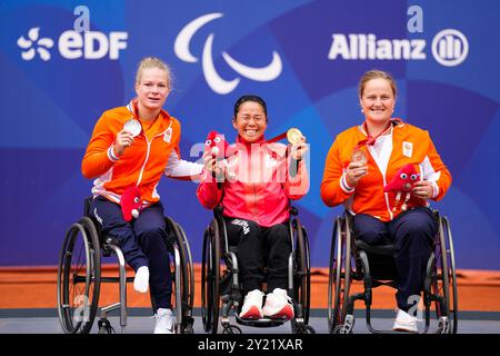 (L-R) Diede de Groot (NED), Yui Kamiji (JPN), Aniek Van Koot (NED), 6. SEPTEMBER 2024-Rollstuhl-Tennis : Verleihung der Medaille für Damen im Roland-Garros-Stadion während der Paralympischen Spiele 2024 in Paris, Frankreich. Quelle: SportsPressJP/AFLO/Alamy Live News Stockfoto