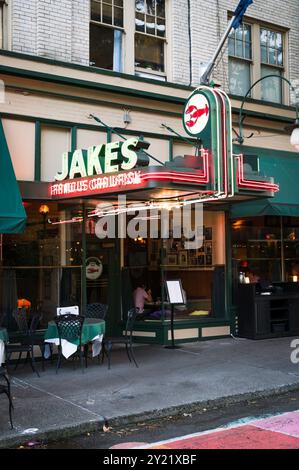 Jake's Famous Crawfish, ein Restaurant an der Harvey Milk Street in Portland. Portland OR, USA. Stockfoto