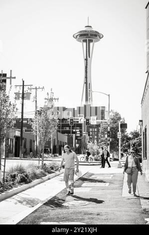 Neuentwicklung mit der Space Needle im Hintergrund im Zentrum von Seattle, WA, USA. Schwarzweißbild. Stockfoto