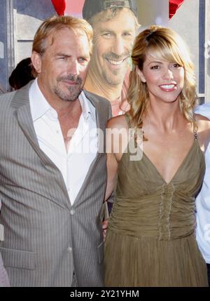 Kevin Costner &amp; Christine Baumgartner an der Los-Angeles-premiere von "Swing Vote' am El Capitan Theater in Hollywood am 24. Juli 2008 statt. Stockfoto