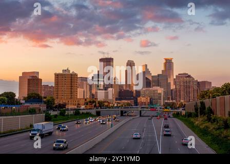 Lebhafte Skyline von Minneapolis bei Sonnenuntergang - Eine atemberaubende Stadtlandschaft von Minnesota mit farbenfrohen Himmeln Stockfoto