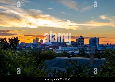 Skyline von Minneapolis bei Sonnenuntergang – Ein atemberaubender Blick vom Witch's hat Tower im Prospect Park Stockfoto