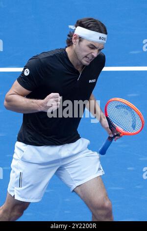 8. September 2024: Taylor Fritz (USA) verliert gegen Jannik Sinner (ITA) mit 6:3, 6:4, 7-5 bei den US Open und spielt im Billie Jean King National Tennis Center in Flushing, Queens, NY, {USA} © Grace Schultz/Cal Sport Media Stockfoto