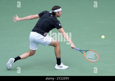 8. September 2024: Taylor Fritz (USA) verliert gegen Jannik Sinner (ITA) mit 6:3, 6:4, 7-5 bei den US Open und spielt im Billie Jean King National Tennis Center in Flushing, Queens, NY, {USA} © Grace Schultz/Cal Sport Media Stockfoto