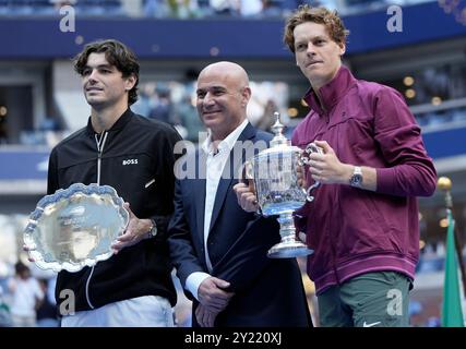Flushing, Queens, NY, USA. September 2024. Andre Agassi nimmt an der Trophäenzeremonie Teil, nachdem Jannik Sinner (ITA) (rechts) Taylor Fritz (USA) bei den US Open mit 6:3, 6:4, 7:5, bei den US Open im Billie Jean King National Tennis Center in Flushing, Queens, NY ausgetragen wurde. © Grace Schultz/CSM/Alamy Live News Stockfoto