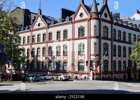 Ein Gebäude an der Ecke Speranskintie, kleine Straße in Eira im südlichen Teil von Helsinki, Finnland, August 2024 Stockfoto