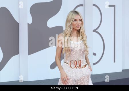 Venedig Lido, Italien. September 2024. Sienna Miller nimmt am roten Teppich der Abschlusszeremonie des 81. Filmfestivals von Venedig im Lido von Venedig Teil. Quelle: SOPA Images Limited/Alamy Live News Stockfoto