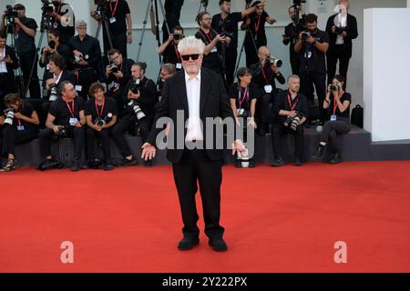 Venedig Lido, Italien. September 2024. Pedro Almodovar nimmt am roten Teppich der Abschlusszeremonie des 81. Filmfestivals von Venedig im Lido von Venedig Teil. Quelle: SOPA Images Limited/Alamy Live News Stockfoto