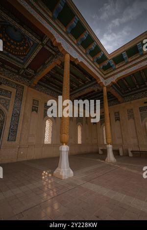 28. JUNI 2023, SAMARKAND, USBEKISTAN: Portal des Islam Karimov Mausoleum, berühmter architektonischer Komplex, Samarkand, Usbekistan. Weitwinkelbild mit Co Stockfoto