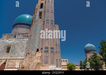 Architektonische Details der Bibi-Chanym-Moschee in Samarkand, Usbekistan. Hintergrundbild mit Mosaik Stockfoto