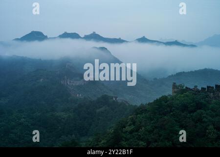 CHENGDE, CHINA - 8. SEPTEMBER 2024 - Wolken bleiben über der Chinesischen Mauer von Jinshanling nach Regen in Chengde, Provinz Hebei, China, 8. September 2024. Stockfoto