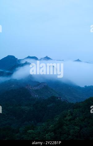 CHENGDE, CHINA - 8. SEPTEMBER 2024 - Wolken bleiben über der Chinesischen Mauer von Jinshanling nach Regen in Chengde, Provinz Hebei, China, 8. September 2024. Stockfoto