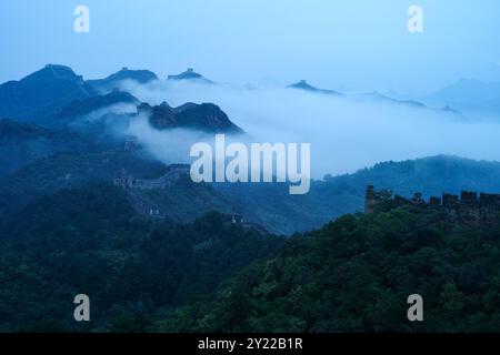 CHENGDE, CHINA - 8. SEPTEMBER 2024 - Wolken bleiben über der Chinesischen Mauer von Jinshanling nach Regen in Chengde, Provinz Hebei, China, 8. September 2024. Stockfoto