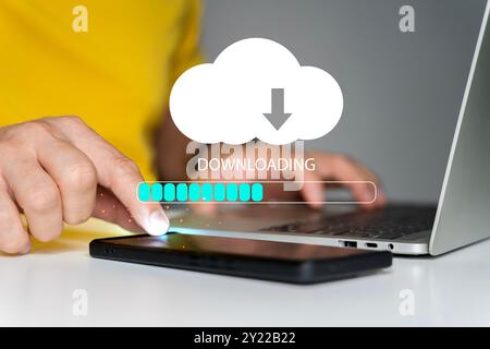 Datenkonzept für die Verarbeitung herunterladen. Daten werden aus dem Cloud-Speicher heruntergeladen. Person, die ein Smartphone mit Downloadleiste auf dem virtuellen Bildschirm für Download-Datei verwendet Stockfoto
