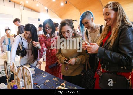 London, Großbritannien. September 2024. Die Besucher besuchen Marktstände während einer Hanfu-Ausstellung, die anlässlich des bevorstehenden Mid-Herbstfestivals in London, Großbritannien, am 8. September 2024 stattfindet. Quelle: Xinhua/Alamy Live News Stockfoto