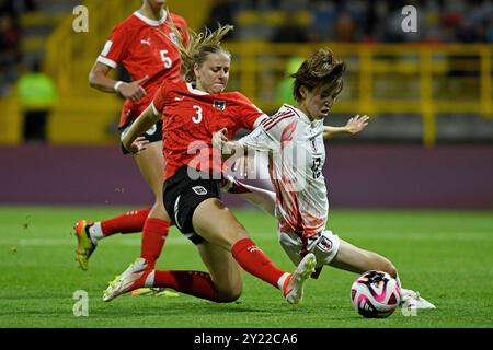 Bogota, Kolumbien. September 2024. Estadio Metropolitano de Techo Sarah Gutmann aus Österreich streitet den Wurf mit Asaki Wada aus Japan, während des Spiels zwischen Österreich und Japan, um die 3. Runde der Gruppe E der FIFA U-20 Frauen-Weltmeisterschaft Kolumbien 2024, im Estadio Metropolitano de Techo, diesen Sonntag, 08. 30761 (Julian Medina/SPP) Credit: SPP Sport Press Photo. /Alamy Live News Stockfoto