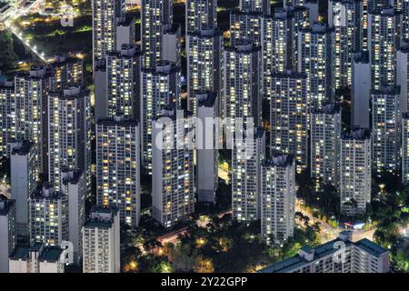 Nächtliche Luftaufnahme der Wohnhäuser in Seoul Stockfoto