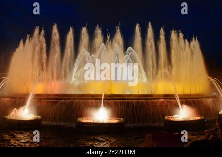 Nächtlicher Blick auf den magischen Brunnen von Montjuic in Barcelona, Spanien Stockfoto