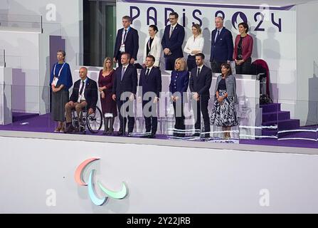 Paris, Frankreich. September 2024. Der französische Präsident Emmanuel Macron (Front, 5. L) nimmt an der Abschlusszeremonie der Paralympischen Spiele 2024 in Paris, Frankreich, am 8. September 2024 Teil. Quelle: Xiong Qi/Xinhua/Alamy Live News Stockfoto