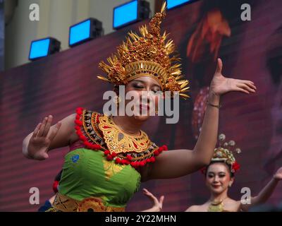 Lima, Peru. September 2024. Der Tanz „Tari Bhinneka“ (der Tanz der Einheit), eine Probe indonesischer kultureller Vielfalt, die beim Indonesischen Kulturfestival in Lima als Präambel des INA-LAC 2024-Handelsforums aufgeführt wurde. Diese Veranstaltung, die mit dem APEC-Gipfel zusammenfällt, zielt darauf ab, die kommerziellen und kulturellen Beziehungen zwischen Peru und Indonesien im Rahmen der Verhandlungen über ein Freihandelsabkommen zwischen beiden Ländern zu stärken. Quelle: Fotoholica Presseagentur/Alamy Live News Stockfoto