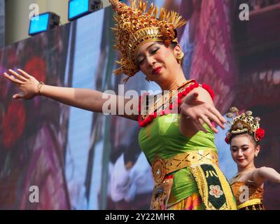 Lima, Peru. September 2024. Der Tanz „Tari Bhinneka“ (der Tanz der Einheit), eine Probe indonesischer kultureller Vielfalt, die beim Indonesischen Kulturfestival in Lima als Präambel des INA-LAC 2024-Handelsforums aufgeführt wurde. Diese Veranstaltung, die mit dem APEC-Gipfel zusammenfällt, zielt darauf ab, die kommerziellen und kulturellen Beziehungen zwischen Peru und Indonesien im Rahmen der Verhandlungen über ein Freihandelsabkommen zwischen beiden Ländern zu stärken. Quelle: Fotoholica Presseagentur/Alamy Live News Stockfoto