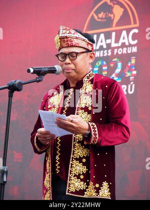 Lima, Peru. September 2024. Ricky Suhendar, Botschafter der Republik Indonesien, beim indonesischen Kulturfestival in Lima als Präambel des INA-LAC 2024-Handelsforums. Diese Veranstaltung, die mit dem APEC-Gipfel zusammenfällt, zielt darauf ab, die kommerziellen und kulturellen Beziehungen zwischen Peru und Indonesien im Rahmen der Verhandlungen über ein Freihandelsabkommen zwischen beiden Ländern zu stärken. Quelle: Fotoholica Presseagentur/Alamy Live News Stockfoto
