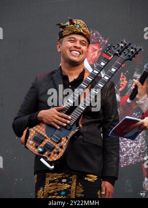 Lima, Peru. September 2024. Wayan Balawan, indonesischer Sänger, trat beim Indonesischen Kulturfestival in Lima als Präambel des INA-LAC 2024-Handelsforums auf. Diese Veranstaltung, die mit dem APEC-Gipfel zusammenfällt, zielt darauf ab, die kommerziellen und kulturellen Beziehungen zwischen Peru und Indonesien im Rahmen der Verhandlungen über ein Freihandelsabkommen zwischen beiden Ländern zu stärken. Quelle: Fotoholica Presseagentur/Alamy Live News Stockfoto