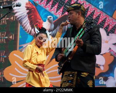 Lima, Peru. September 2024. Wayan Balawan, indonesischer Sänger, trat beim Indonesischen Kulturfestival in Lima als Präambel des INA-LAC 2024-Handelsforums auf. Diese Veranstaltung, die mit dem APEC-Gipfel zusammenfällt, zielt darauf ab, die kommerziellen und kulturellen Beziehungen zwischen Peru und Indonesien im Rahmen der Verhandlungen über ein Freihandelsabkommen zwischen beiden Ländern zu stärken. Quelle: Fotoholica Presseagentur/Alamy Live News Stockfoto