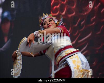 Lima, Peru. September 2024. Indonesische Frau in traditioneller Kleidung, die einen typischen Tanz beim Indonesischen Kulturfestival in Lima als Präambel des INA-LAC 2024-Handelsforums aufführt. Diese Veranstaltung, die mit dem APEC-Gipfel zusammenfällt, zielt darauf ab, die kommerziellen und kulturellen Beziehungen zwischen Peru und Indonesien im Rahmen der Verhandlungen über ein Freihandelsabkommen zwischen beiden Ländern zu stärken. Quelle: Fotoholica Presseagentur/Alamy Live News Stockfoto