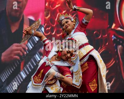 Lima, Peru. September 2024. Indonesische Frau in traditioneller Kleidung, die einen typischen Tanz beim Indonesischen Kulturfestival in Lima als Präambel des INA-LAC 2024-Handelsforums aufführt. Diese Veranstaltung, die mit dem APEC-Gipfel zusammenfällt, zielt darauf ab, die kommerziellen und kulturellen Beziehungen zwischen Peru und Indonesien im Rahmen der Verhandlungen über ein Freihandelsabkommen zwischen beiden Ländern zu stärken. Quelle: Fotoholica Presseagentur/Alamy Live News Stockfoto