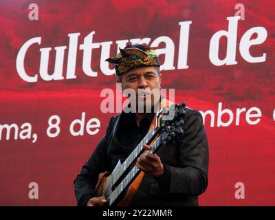 Lima, Peru. September 2024. Wayan Balawan, indonesischer Sänger, trat beim Indonesischen Kulturfestival in Lima als Präambel des INA-LAC 2024-Handelsforums auf. Diese Veranstaltung, die mit dem APEC-Gipfel zusammenfällt, zielt darauf ab, die kommerziellen und kulturellen Beziehungen zwischen Peru und Indonesien im Rahmen der Verhandlungen über ein Freihandelsabkommen zwischen beiden Ländern zu stärken. Quelle: Fotoholica Presseagentur/Alamy Live News Stockfoto