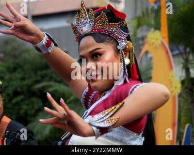 Lima, Peru. September 2024. Indonesische Frau in traditioneller Kleidung, die einen typischen Tanz beim Indonesischen Kulturfestival in Lima als Präambel des INA-LAC 2024-Handelsforums aufführt. Diese Veranstaltung, die mit dem APEC-Gipfel zusammenfällt, zielt darauf ab, die kommerziellen und kulturellen Beziehungen zwischen Peru und Indonesien im Rahmen der Verhandlungen über ein Freihandelsabkommen zwischen beiden Ländern zu stärken. Quelle: Fotoholica Presseagentur/Alamy Live News Stockfoto