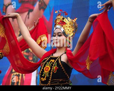 Lima, Peru. September 2024. „Tari Jejer Banyuwangi“ ein traditioneller Tanz aus Banyuwangi, der beim indonesischen Kulturfestival in Lima als Präambel des INA-LAC 2024-Handelsforums aufgeführt wird. Diese Veranstaltung, die mit dem APEC-Gipfel zusammenfällt, zielt darauf ab, die kommerziellen und kulturellen Beziehungen zwischen Peru und Indonesien im Rahmen der Verhandlungen über ein Freihandelsabkommen zwischen beiden Ländern zu stärken. Quelle: Fotoholica Presseagentur/Alamy Live News Stockfoto