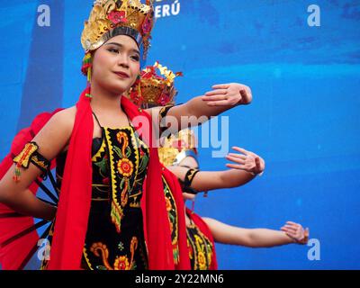 Lima, Peru. September 2024. „Tari Jejer Banyuwangi“ ein traditioneller Tanz aus Banyuwangi, der beim indonesischen Kulturfestival in Lima als Präambel des INA-LAC 2024-Handelsforums aufgeführt wird. Diese Veranstaltung, die mit dem APEC-Gipfel zusammenfällt, zielt darauf ab, die kommerziellen und kulturellen Beziehungen zwischen Peru und Indonesien im Rahmen der Verhandlungen über ein Freihandelsabkommen zwischen beiden Ländern zu stärken. Quelle: Fotoholica Presseagentur/Alamy Live News Stockfoto
