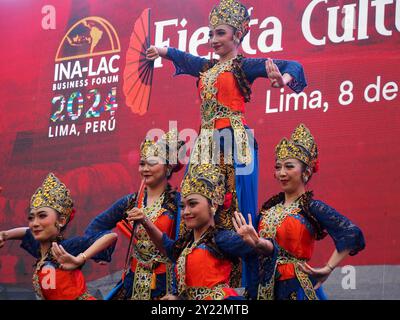 Lima, Peru. September 2024. „Tari Bajidor Kahot“ ist ein traditioneller Tanz aus West-Java, der beim Indonesischen Kulturfestival in Lima als Präambel des INA-LAC 2024-Handelsforums aufgeführt wird. Diese Veranstaltung, die mit dem APEC-Gipfel zusammenfällt, zielt darauf ab, die kommerziellen und kulturellen Beziehungen zwischen Peru und Indonesien im Rahmen der Verhandlungen über ein Freihandelsabkommen zwischen beiden Ländern zu stärken. Quelle: Fotoholica Presseagentur/Alamy Live News Stockfoto