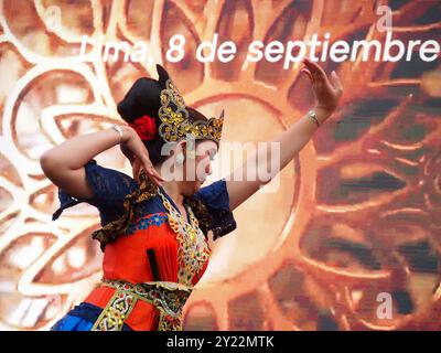 Lima, Peru. September 2024. „Tari Bajidor Kahot“ ist ein traditioneller Tanz aus West-Java, der beim Indonesischen Kulturfestival in Lima als Präambel des INA-LAC 2024-Handelsforums aufgeführt wird. Diese Veranstaltung, die mit dem APEC-Gipfel zusammenfällt, zielt darauf ab, die kommerziellen und kulturellen Beziehungen zwischen Peru und Indonesien im Rahmen der Verhandlungen über ein Freihandelsabkommen zwischen beiden Ländern zu stärken. Quelle: Fotoholica Presseagentur/Alamy Live News Stockfoto