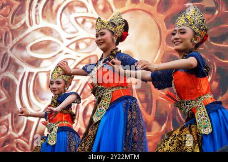 Lima, Peru. September 2024. „Tari Bajidor Kahot“ ist ein traditioneller Tanz aus West-Java, der beim Indonesischen Kulturfestival in Lima als Präambel des INA-LAC 2024-Handelsforums aufgeführt wird. Diese Veranstaltung, die mit dem APEC-Gipfel zusammenfällt, zielt darauf ab, die kommerziellen und kulturellen Beziehungen zwischen Peru und Indonesien im Rahmen der Verhandlungen über ein Freihandelsabkommen zwischen beiden Ländern zu stärken. Quelle: Fotoholica Presseagentur/Alamy Live News Stockfoto