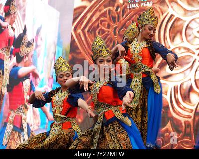 Lima, Peru. September 2024. „Tari Bajidor Kahot“ ist ein traditioneller Tanz aus West-Java, der beim Indonesischen Kulturfestival in Lima als Präambel des INA-LAC 2024-Handelsforums aufgeführt wird. Diese Veranstaltung, die mit dem APEC-Gipfel zusammenfällt, zielt darauf ab, die kommerziellen und kulturellen Beziehungen zwischen Peru und Indonesien im Rahmen der Verhandlungen über ein Freihandelsabkommen zwischen beiden Ländern zu stärken. Quelle: Fotoholica Presseagentur/Alamy Live News Stockfoto