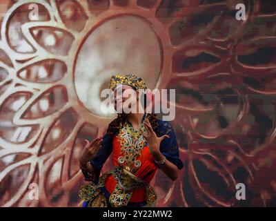 Lima, Peru. September 2024. „Tari Bajidor Kahot“ ist ein traditioneller Tanz aus West-Java, der beim Indonesischen Kulturfestival in Lima als Präambel des INA-LAC 2024-Handelsforums aufgeführt wird. Diese Veranstaltung, die mit dem APEC-Gipfel zusammenfällt, zielt darauf ab, die kommerziellen und kulturellen Beziehungen zwischen Peru und Indonesien im Rahmen der Verhandlungen über ein Freihandelsabkommen zwischen beiden Ländern zu stärken. Quelle: Fotoholica Presseagentur/Alamy Live News Stockfoto